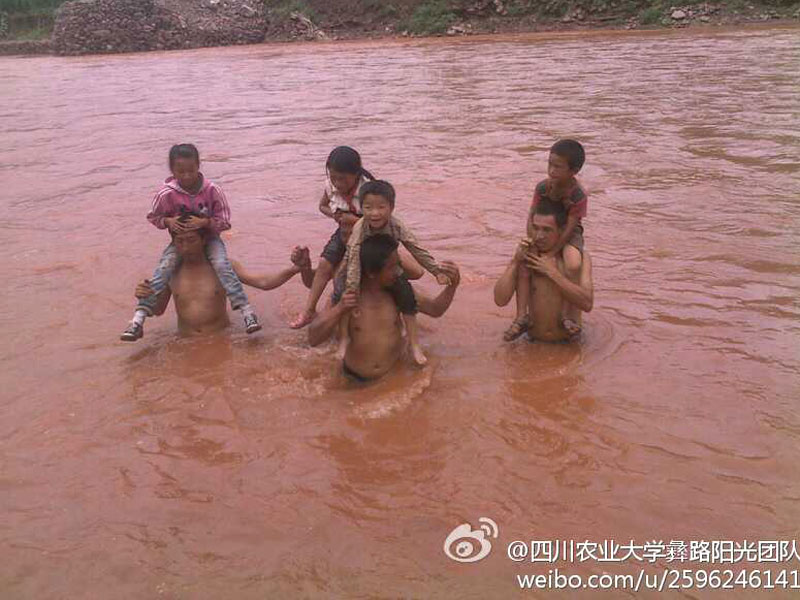 7��17�գ��Ĵ��r(n��ng)�I(y��)��W(xu��)����·�(y��ng)�⡱�F(tu��n)�(du��)��(l��i)��������ɽ��ϲ�¿h�ɺӿ��(zh��n)�_չ֧�̻��(d��ng)���ɺӿ��(zh��n)��̎ƫƧ��ȫ��ĺ���ÿ�춼Ҫ���Ѓɂ�(g��)��С�r(sh��)�όW(xu��)��;����Ҫ���^(gu��)һ�l30�׌��ĺ������D������W�����Ӷ��^(gu��)�R����ĺ�����