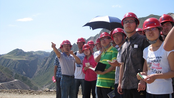 7��9����ʯ���Ӵ�W(xu��)��������顱�F(tu��n)�(du��)�ڶ���ǰ����˹����ˮ���м~��������(sh��)���{(di��o)�п�˹����ˮ���м~���̵ĵ��|(zh��)��r���D���(du��)�T��?c��)��J(r��n)�� ȡ�����ώ����v����