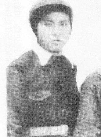 �������1920��10 �������F��ʡ���x�h����1938�꣬������c�M(j��n)��ͬ�W(xu��)���Ӱ��M(j��n)���Ї�������܊����W(xu��)�W(xu��)��(x��)�����I(y��)�󱻷ֵ�����2��У���l(w��i)�B��(d��ng)�ĕ������g��s�ؼ����Ї����a(ch��n)�h��1943��4��5 �����ձ��ۇ����x��(du��)���|�������ո���(j��)���M(j��n)�С���ʎ�����������е���������D(zhu��n)��;���⵽��܊�ķ�������������ħ������Ѻ;�У����v����������(f��)��ץס��(y��n)�̱ƹ���������(ji��n)ؑ����, �]����¶������ԣ����߳�ŭ����܊�������ؚ��ᚢ����