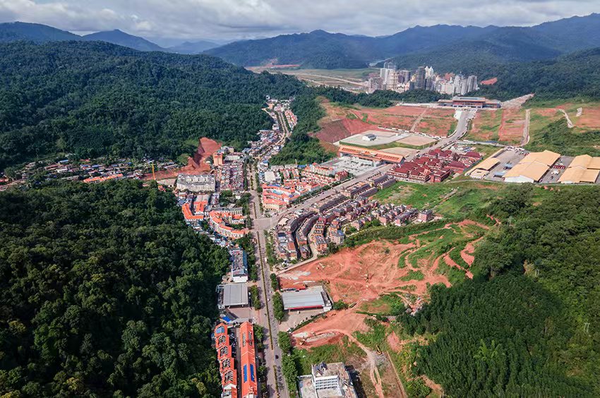 磨憨口岸俯瞰，右前方高層白色建筑群為老撾境內(nèi)。人民網(wǎng)記者 符皓攝