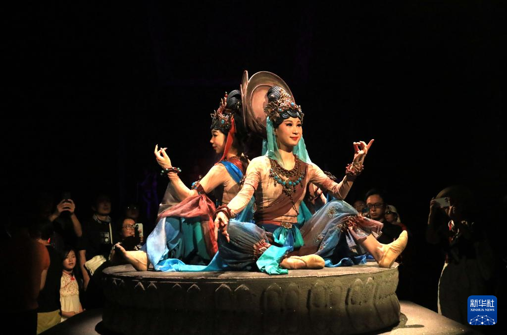 8月5日晚，游客在甘肅省敦煌市觀看大型洞窟式沉浸體驗(yàn)劇《樂動(dòng)敦煌》。 新華社發(fā)（張曉亮 攝）
