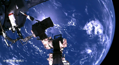 蒼穹之上，航天員與機(jī)械臂共探宇宙